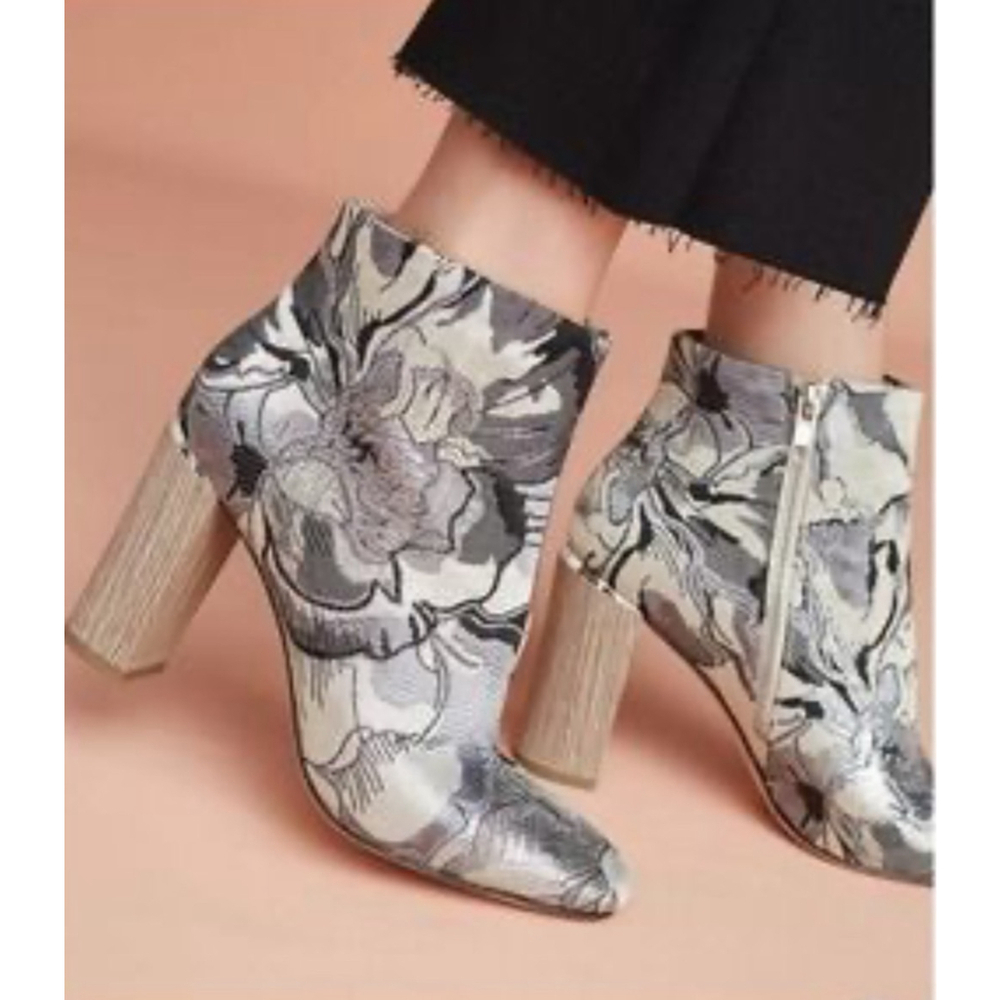 Pour La Victoire Rickie Brocade High-Heel Booties White Gray Floral Size 8.5 Fab